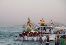 La Virgen del Carmen recorre las calles, río y playa de la aldea marinera de Palmones acompaña de miles de devotos