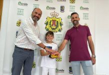 Alconchel y Álvarez reciben a Carlos Contreras por su ‘Guante de Oro’ como mejor portero alevín de la temporada 2023-2024