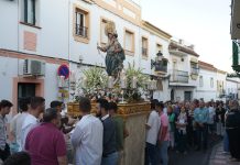 VÍDEO | La Virgen del Rosario en su Rosario de la Aurora visita el casco antiguo de Los Barrios (II)