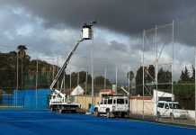 El Ayuntamiento renueva la iluminación en la pista deportiva de Guadacorte y en el pabellón de Los Cortijillos