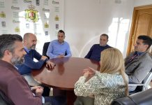Alconchel recibe en alcaldía al monitor de la AD Los Cortijillos afectado por un infarto y a los compañeros que le salvaron