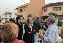 VÍDEO | Carrera y Perea asisten a la manifestación del AMPA del IES Sierra Luna para reclamar a la Junta obras que prometieron hace cuatro años