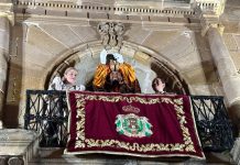 El heraldo real visita Los Barrios para recoger las cartas de los niños y niñas dirigidas a los Reyes Magos