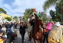 FOTOS | Los Reyes Magos llevan la ilusión en caballo a Guadacorte