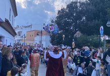 FOTOS | El centro de Los Barrios vuelve a llenarse de alegría e ilusión con la cabalgata de Reyes Magos