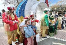 FOTOS | Palmones disfruta del tradicional arrastre de latas con multitud de niños
