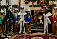 Sus Majestades de Oriente muestran su respeto con la oración al Niño Jesús en la parroquia