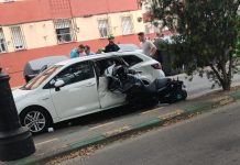 Fallece una vecina tras la colisión de una motocicleta y un coche en la avenida Carlos Cano de Los Barrios