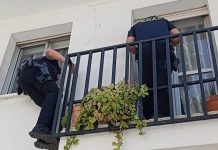 Agentes del GOAP reducen a un joven violento que se había atrincherado en su domicilio después de agredir a su madre
