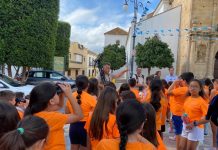 De pupitres a prismáticos: los escolares siguen el vuelo de los cernícalos