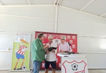Manuel García Castilla “Manolo Castilla” recibe una placa de reconocimiento por su destacada trayectoria deportiva en el Atlético Los Barrios