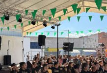 La Olla de San Isidro reúne a numerosos vecinos en el antiguo cine de verano