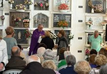 Los Cortijillos recuerda a sus seres queridos con la tradicional misa en el cementerio