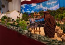 FOTOS | El párroco Juan José Mateos bendice el Belén parroquial que homenajea la vida rural barreña