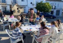 Pequeños artistas de la Villa recrean el patrimonio local en un taller de pintura al aire libre