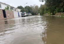 FOTOS | El ayuntamiento desaloja a veintitrés vecinos en la urbanización Mirador del Río por el riesgo de inundación