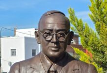 El escultor Bernardo Martínez Torres restaura el busto de Blas Infante en Los Barrios