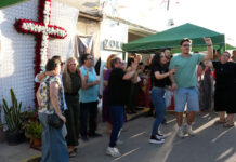 FOTOS | La calle Pizarro se llena de vida en Los Barrios con la Verbena de las Cruces de Mayo