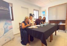La escritora Isema Carrión presenta su obra “Con los párpados cerrados” en Palmones