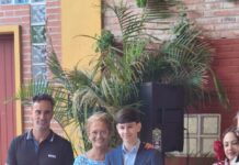 El novillero Javier Mena Gavira recibe el premio como triunfador de la novillada en clase práctica