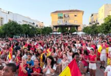 La victoria de España ante Francia desata la euforia en un abarrotado Paseo de la Constitución de Los Barrios
