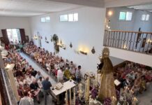 El perfume a salitre y flores inunda el templo antes de que la Virgen toque el agua