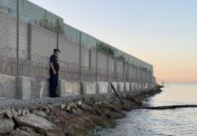 El Ayuntamiento mantiene el dispositivo de limpieza en la playa de Palmones tras el vertido de alquitrán