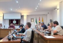 El pleno de Los Barrios vive una jornada de protestas y duros reproches por la investigación judicial de la plaza de toros y la entrada de la UDEF