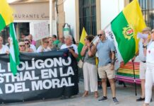 VÍDEO | Vecinos exigen paralizar el proyecto del polígono industrial durante la concentración ante el Ayuntamiento