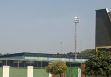 El encendido de los focos del campo de fútbol a pleno mediodía desata las críticas por la falta de uso responsable