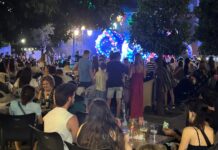FOTOS | El espectáculo Loco Bingo reúne a vecinos de todas las edades en el Paseo de la Constitución