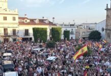 Los Barrios arropa al pueblo ceutí con una multitudinaria concentración frente al Ayuntamiento
