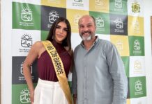 El alcalde recibe a Mónica Campaña, candidata oficial de Miss Grand Cádiz 2026 que representará a Los Barrios