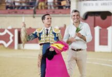 Histórica tarde de Galván en Los Barrios: Dos orejas e Indulto